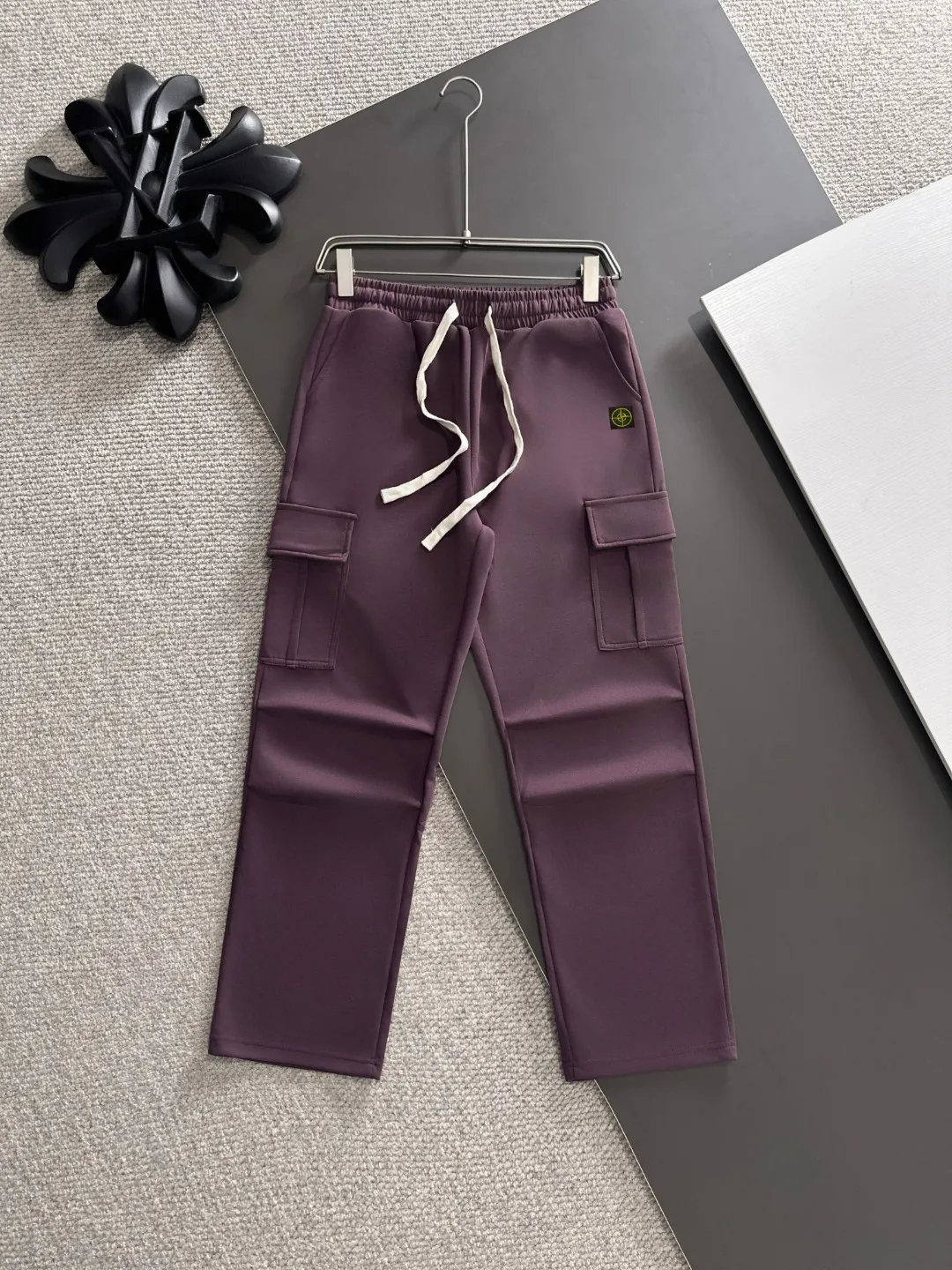 Next day shipment P360 Stone lsland/Stone Island Exclusively launches 25ss autumn and winter new high-quality trousers. Compare real-life details at will. Craftsmanship that ordinary small workshops cannot copy. Top-level ZP development. Unique imported fabric feel. Purely imported German machine production. Precision operation. Ten thousand needle density. A pair of trousers with rich details. You can see the development strength. A full set of new accessories are customized simultaneously. Simple yet elegant. Soft, delicate and comfortable. The upper body is versatile and fashionable. A perfect choice for autumn and winter, a must-have item. Sizes: M to 3XL (please state your height and weight when placing an order)